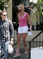 PZJH88SUUB_Britney_in_shorts_8_.jpg