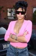 BFQGBKL5FI_Rihanna_visits_an_office_building_in_Beverly_Hills-8-P100.jpg