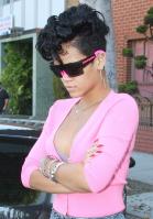 GNPI0U1YRS_Rihanna_visits_an_office_building_in_Beverly_Hills-17.jpg