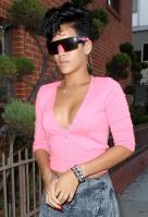 P4LMZY6965_Rihanna_visits_an_office_building_in_Beverly_Hills-3.jpg
