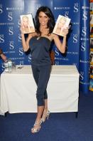 88348_Celebutopia-Katie_Price_signs_copies_of_her_new_book_Pushed_To_The_Limit_in_London-05_122_611lo.jpg