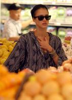 09059_s_ja_shops_at_a_whole_foods_market_in_beverly_hills_20101010_3_122_439lo.jpg