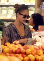 09066_s_ja_shops_at_a_whole_foods_market_in_beverly_hills_20101010_4_122_469lo.jpg