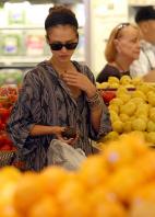 09075_s_ja_shops_at_a_whole_foods_market_in_beverly_hills_20101010_5_122_225lo.jpg