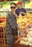 09122_s_ja_shops_at_a_whole_foods_market_in_beverly_hills_20101010_11_122_360lo.jpg