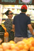 09129_s_ja_shops_at_a_whole_foods_market_in_beverly_hills_20101010_12_122_366lo.jpg