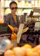 09137_s_ja_shops_at_a_whole_foods_market_in_beverly_hills_20101010_13_122_7lo.jpg