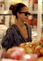 09144_s_ja_shops_at_a_whole_foods_market_in_beverly_hills_20101010_14_122_470lo.jpg