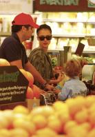 09182_s_ja_shops_at_a_whole_foods_market_in_beverly_hills_20101010_19_122_109lo.jpg