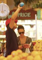 09189_s_ja_shops_at_a_whole_foods_market_in_beverly_hills_20101010_20_122_436lo.jpg