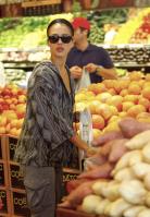 09205_s_ja_shops_at_a_whole_foods_market_in_beverly_hills_20101010_22_122_118lo.jpg