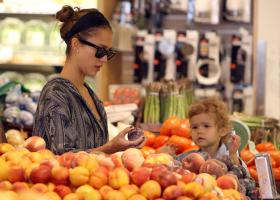 09213_s_ja_shops_at_a_whole_foods_market_in_beverly_hills_20101010_23_122_517lo.jpg