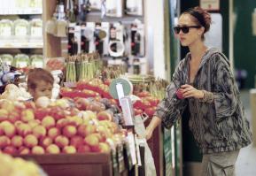 09223_s_ja_shops_at_a_whole_foods_market_in_beverly_hills_20101010_25_122_103lo.jpg