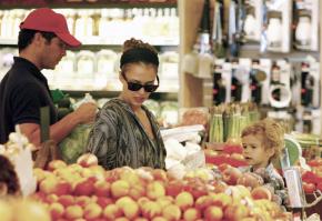 09227_s_ja_shops_at_a_whole_foods_market_in_beverly_hills_20101010_26_122_572lo.jpg