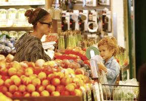 09275_s_ja_shops_at_a_whole_foods_market_in_beverly_hills_20101010_32_122_921lo.jpg
