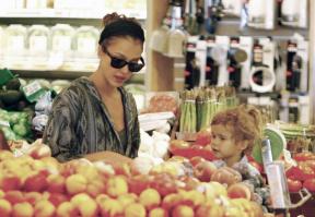 09298_s_ja_shops_at_a_whole_foods_market_in_beverly_hills_20101010_35_122_227lo.jpg