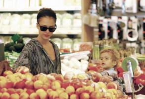 09303_s_ja_shops_at_a_whole_foods_market_in_beverly_hills_20101010_36_122_507lo.jpg