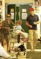09355_s_ja_shops_at_a_whole_foods_market_in_beverly_hills_20101010_43_122_873lo.jpg