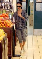 09401_s_ja_shops_at_a_whole_foods_market_in_beverly_hills_20101010_48_122_13lo.jpg