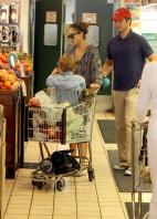 09409_s_ja_shops_at_a_whole_foods_market_in_beverly_hills_20101010_49_122_585lo.jpg