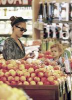 09785_s_ja_shops_at_a_whole_foods_market_in_beverly_hills_20101010_53_122_170lo.jpg