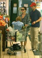 09822_s_ja_shops_at_a_whole_foods_market_in_beverly_hills_20101010_59_122_360lo.jpg
