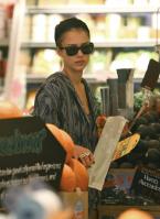 09831_s_ja_shops_at_a_whole_foods_market_in_beverly_hills_20101010_60_122_132lo.jpg