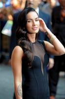 95845_Preppie_-_Megan_Fox_at_the_Late_Show_with_David_Letterman_-_June_25_2009_911_3322_122_235lo.jpg