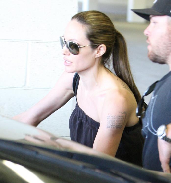 20932_Celebutopia-Angelina_Jolie_taking_daughters_to_a_kid_center_in_a_mall_in_LA-29_122_1179lo.JPG