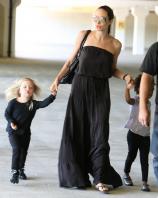 23885_Celebutopia-Angelina_Jolie_taking_daughters_to_a_kid_center_in_a_mall_in_LA-07_122_365lo.JPG