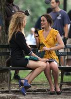 20105_Blake_Lively-Leighton_Meester_On_the_set_of_Gossip_girl_NYC_270709_011_123_474lo.jpg