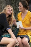 20115_Blake_Lively-Leighton_Meester_On_the_set_of_Gossip_girl_NYC_270709_041_123_372lo.jpg