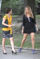 20129_Blake_Lively-Leighton_Meester_On_the_set_of_Gossip_girl_NYC_270709_047_123_425lo.jpg