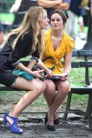 20132_Blake_Lively-Leighton_Meester_On_the_set_of_Gossip_girl_NYC_270709_055_123_405lo.jpg