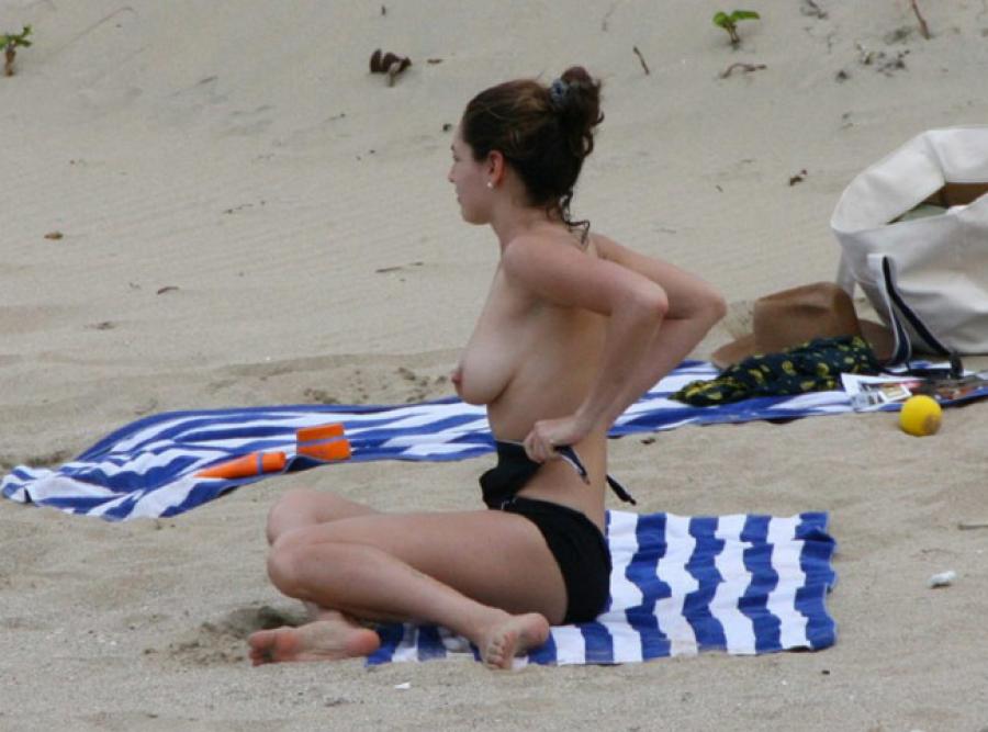 Kelly Brook tits on the beach picture 3120