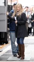 6LCCIZMZ6Y_Jennifer_Aniston_-_On_Set_of_Wanderlust_in_NYC_-_Nov_18_4_.jpg
