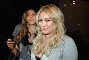 41780273_30835-hilary-duff-2009-07-09-is-pictured-going-int.jpg