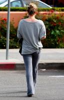 78011_Hilary_going_to_the_gym_7133_122_149lo.jpg