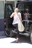 Y5RS6CD9NH_Hilary_Duff_2009-07-14_-_leaves_her_Pilate_sclass_in_Hollywood_774_122_119lo.jpg