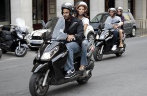 70107_Celebutopia-Eva_Longoria_and_Tony_Parker_riding_scooters_in_Paris-03_122_571lo.JPG