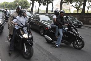 70239_Celebutopia-Eva_Longoria_and_Tony_Parker_riding_scooters_in_Paris-15_122_147lo.JPG