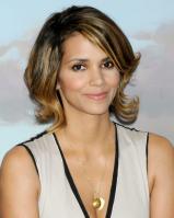 32289_Halle_Berry_at_the_2009_Jenesse_Silver_Rose_Gala_and_Auction_in_Beverly_Hil7251_122_522lo.jpg