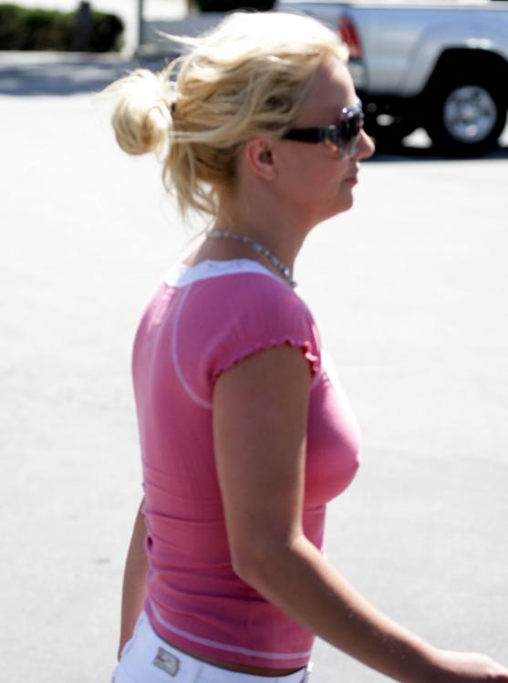 0Z5IC3GI1L_Britney_in_shorts_15_.jpg