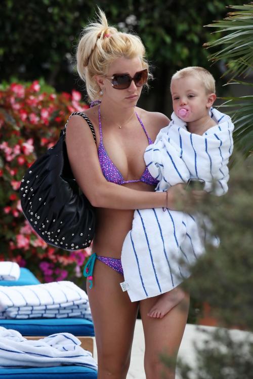 5OAPJJJ50B_Britney_Spears_Bikini_MarinaDelRey_170809_002.jpg