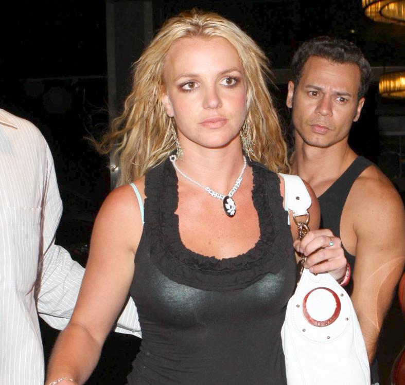 70369_britney_spears_forum.ns4w.org_40_123_50lo.jpg