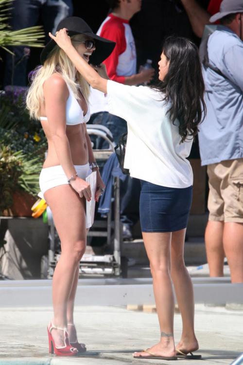 7679O61421_Britney_Spears_Pool19.jpg