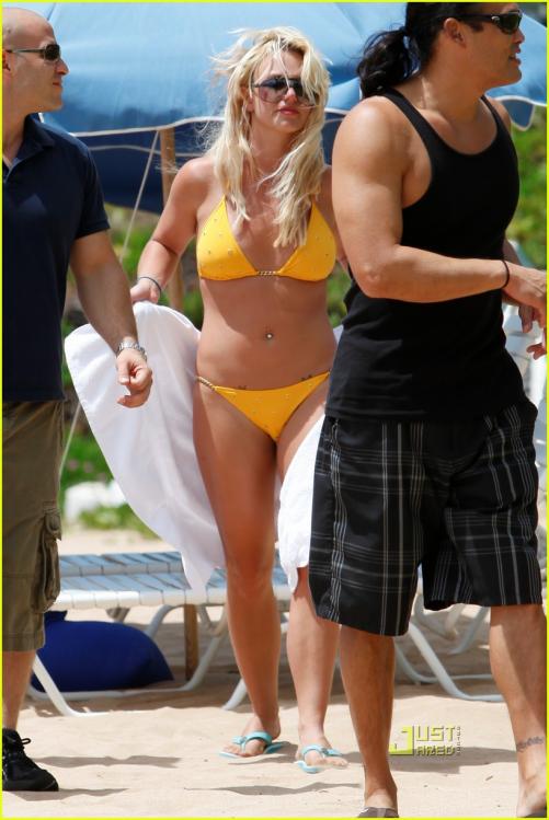 94851401_305941d1282749831-britney-spears-yellow-bikini-beach-candids-hawaii-25-aug-2010-01.jpg