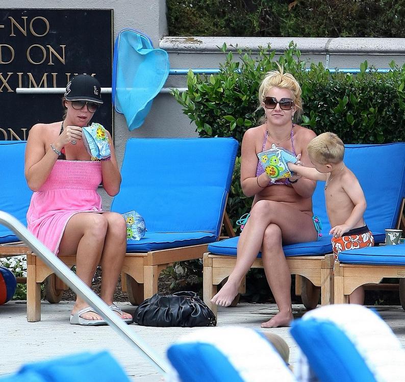 HOL3U8JCD9_Britney_Spears_Bikini_MarinaDelRey_170809_034.jpg