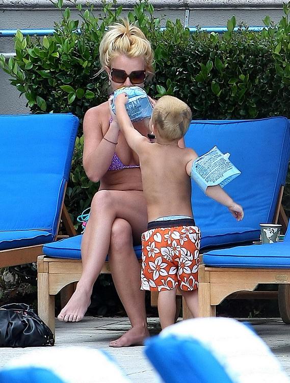 IHAMBXO7JK_Britney_Spears_Bikini_MarinaDelRey_170809_024.jpg