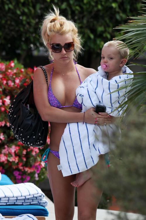 LOML9I3RDZ_Britney_Spears_Bikini_MarinaDelRey_170809_005.jpg